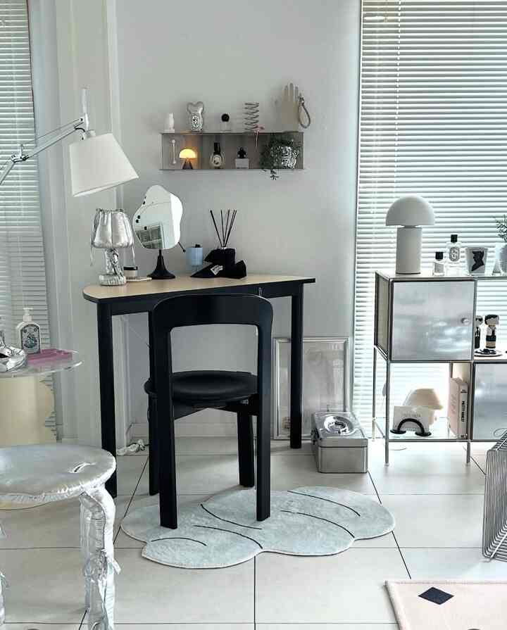 白と黒の調和が美しいナチュラルモダンなホームオフィス、整ったデスクとチェアが配置された空間