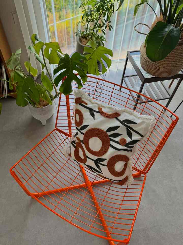 オレンジ椅子🍊

座り心地はなんとも言えませんが、インテリアとしては可愛いので買って良かった☺️✨

#IKEA照明 #IKEA引き出し #ダイニング 