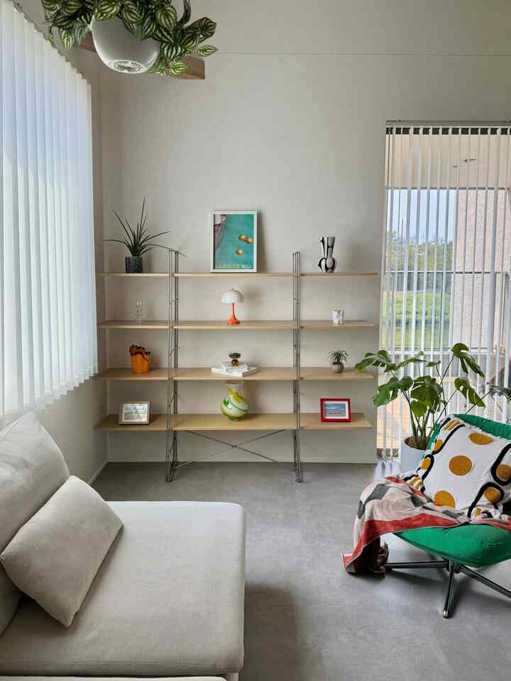 お気に入りの飾り棚☺️🌱

部屋がお洒落になった🧡
これは買って良かった😌✨

#リビング #リビング構造 #飾り棚 #IKEA家具 
#IKEA額縁 #IKEAソファ 