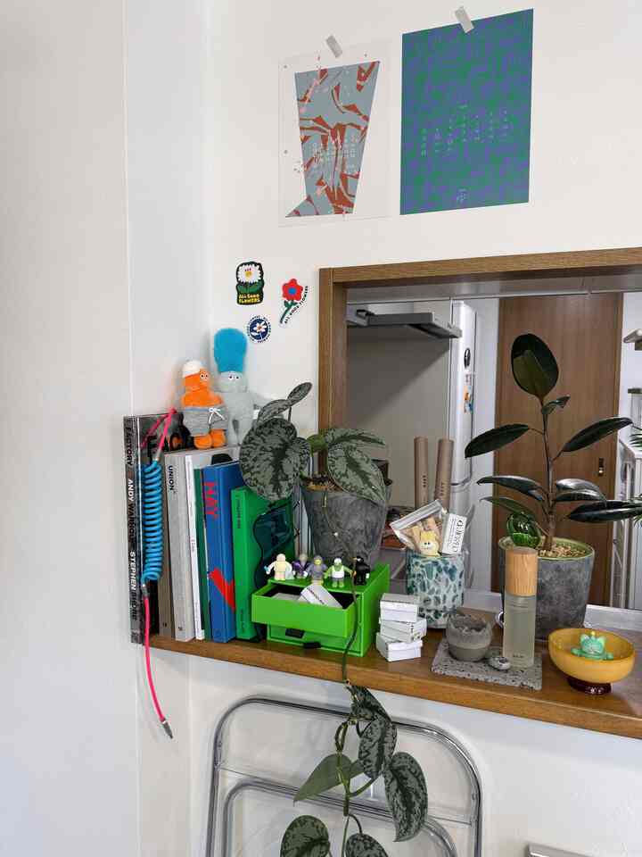 The TOMODACHI! Gachapon I pre-ordered finally arrived! 🩵💛💚🖤💜

The miniature original box and certificate of authenticity are so cute! 🥹

#kitchen
#kitchencounter
#dining
#interior
#interiorlighting
#interiorgoods
#interiorbook
#plantlife
#pots
#midcentury
#midcenturymodern
#cozy
#home
#apartment
#usedapartment