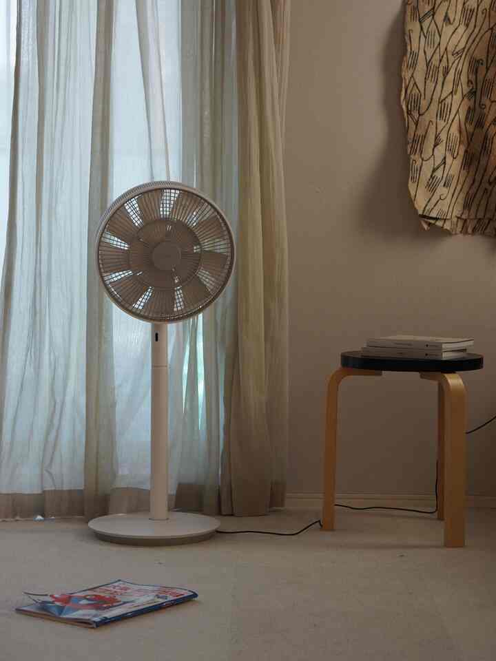 まだまだ暑いですね🫠このカーテン今までに何度も何度もご質問いただいてます。タグ見てみてくださいね😊レースを2枚重ねしています！

#リビングインテリア
#マンション　#扇風機　#バルミューダ 
#アルテック #スツール　#レースカーテン 
#カーテンおすすめ