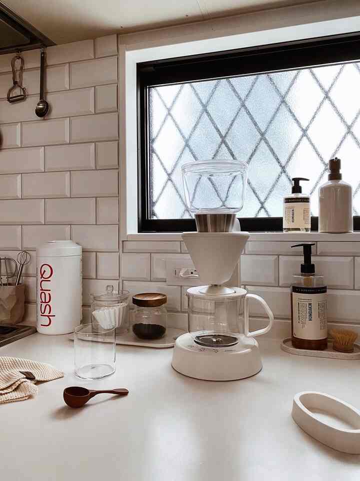 キッチンは白🤍
　
#キッチン #コーヒーメーカー #キッチンインテリア #kitchen #キッチン家電 #キッチン洗剤 