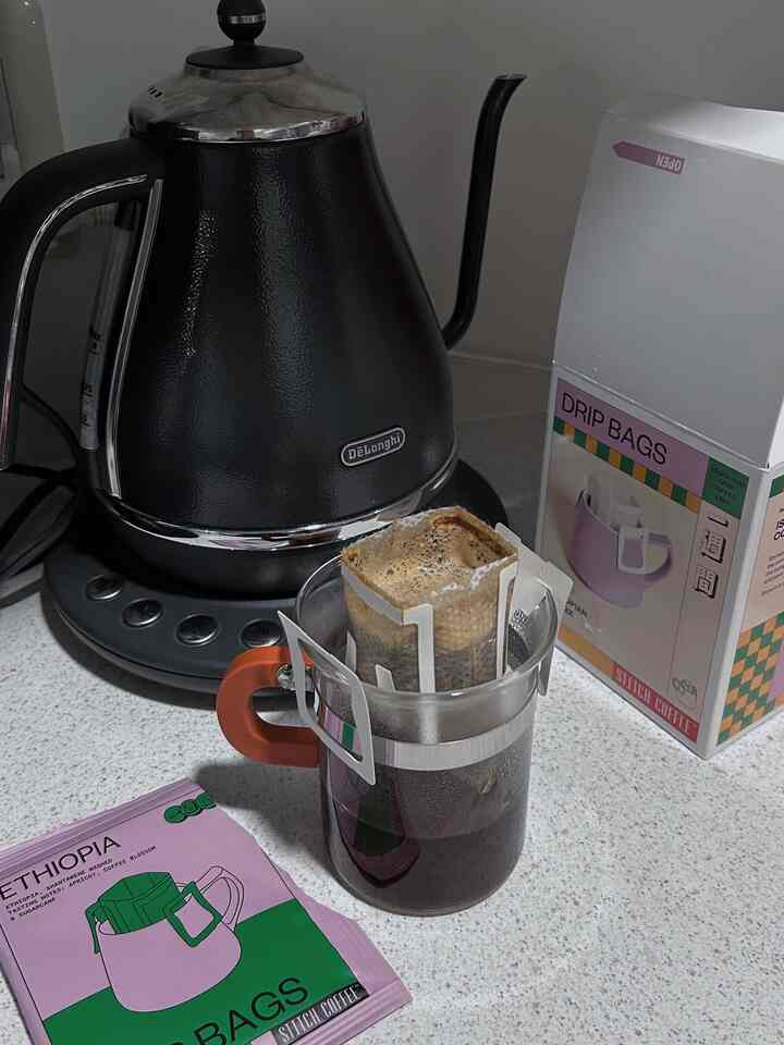 最近のQOL上がったお品🫖デロンギ温度調整電気ケトル🐼今朝はohouseさんからのギフト、かわいいドリップコーヒーで一杯☕️thank you

#キッチン家電 #ドリップコーヒー #キッチンインテリア #ダイニングインテリア 