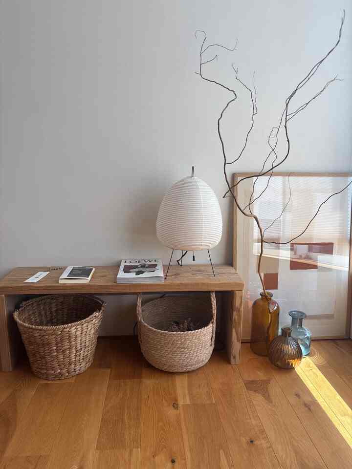ナチュラルカラーの寝室、サイドテーブルとラタンバスケットが配置された雰囲気のある北欧インテリア