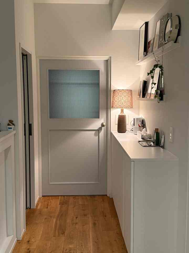キッチン前の廊下の壁にPanasonicのベリティスシリーズカウンター収納を付けています。
上にはウォールシェルフを2段造ってもらいました。ドアは造作です。


#マンションリノベーション
#北欧インテリア
#フローリングオーク
#flameテーブルランプ
#ウォールシェルフ
#Panasonicベリティス
#造作ドア