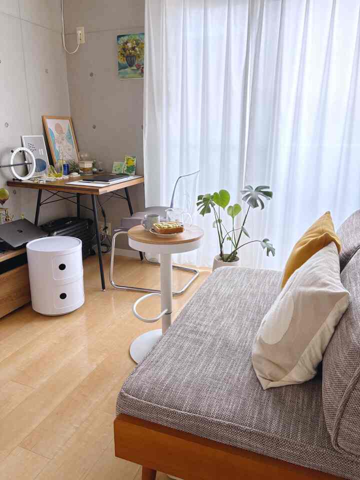 休日の11時。

#ナチュラルインテリア #グレーインテリア #ウッドインテリア #カウンターチェア #サイドテーブル #2人掛けソファ #北欧スタイル #透明椅子 #ホワイト家具 #一人暮らしアイテム #レースカーテン #観葉植物 