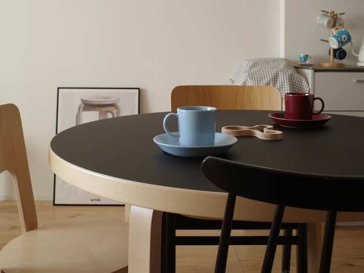 新しいティーマを並べてみました
ブラックリノリウムと親和性ある
#北欧家具 
#イッタラ
#ティーマ
#アルテック
#iittala
#teema
#Artek 
