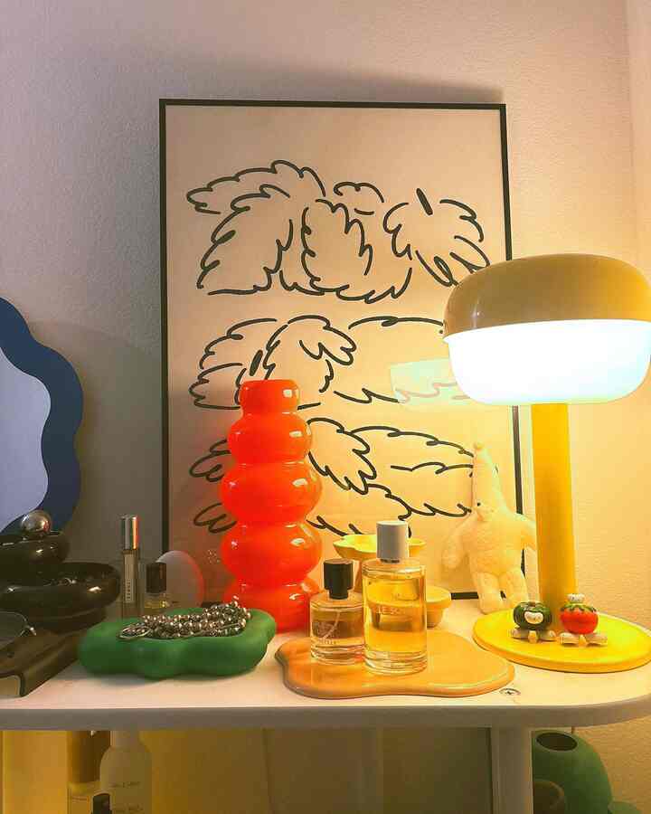 An 8-tatami display rack room with warm orange and yellow tones featuring unique vases and a table lamp in a stylish interior