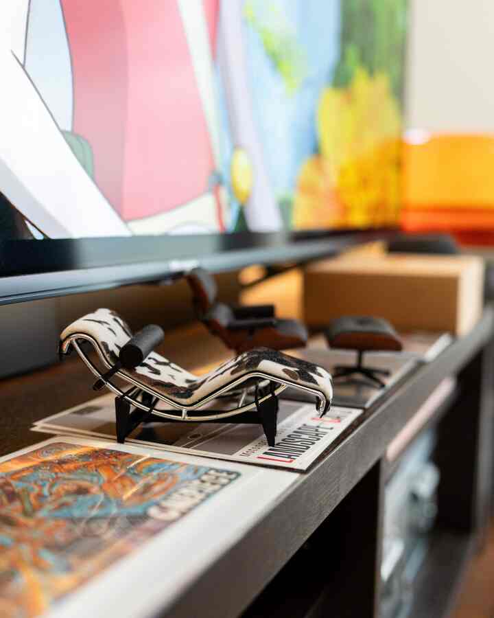 テレビ台の上には憧れのチェアのミニチュアを飾ってます！
いつか迎え入れたいな、、、

#リビング 
#イームズ 
#ミッドセンチュリー 