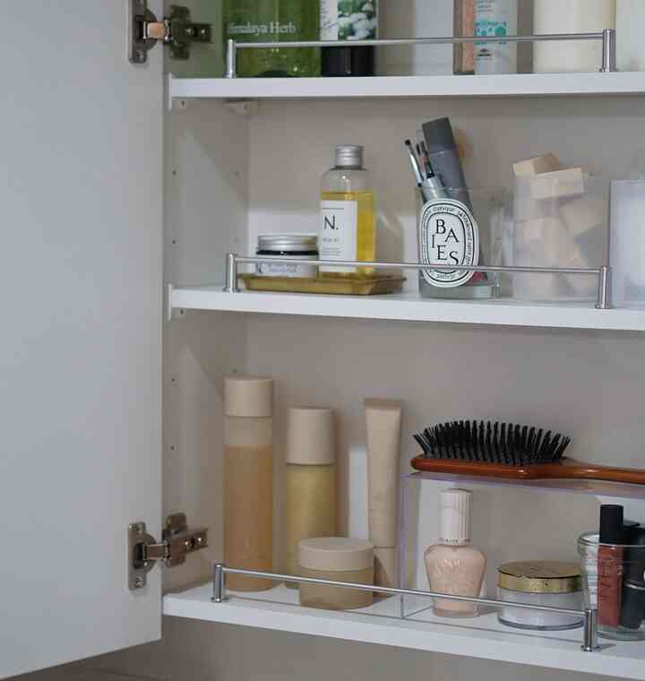 三面鏡の中
ぎちぎちに詰めることじゃなくて、余白を残すことが大事なのだ…


#洗面所インテリア #洗面所収納
#コスメ収納 #三面鏡　#マンション 