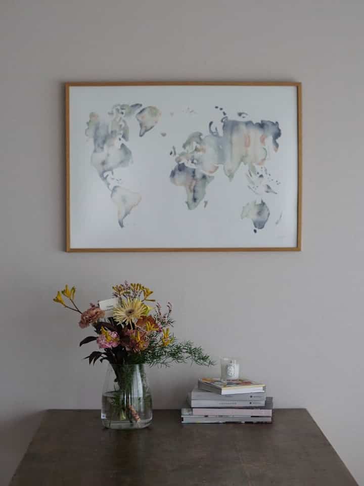 あまり写真が残ってないのだけど、昔はこんなノーブランドの木製のテーブルにアーコールチェアを合わせていた時代もあったのだ。好みは変化していくものだ…

#ダイニングインテリア 
#アーコール #アートポスター 
#コーヒータイム 