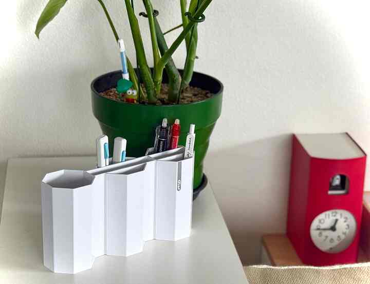 Octagon さんのデスクオーガナイザーを購入しました！

文房具のお家探しがやっと終わりました〜
少ないとペンとファミマのアイテム関係がちょうど良い差し色になって可愛い。

#デスクオーガナイザー　#文房具