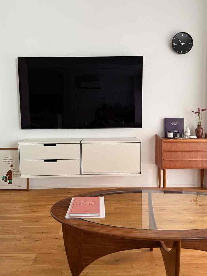 TVボードはvitsoeのものです。
サイズや組合せが数種類の中からオーダーできます。テレビ周りがスッキリ広く見えてお気に入りです。


#vitsoe
#ヴィツゥキャビネット
#vitsoeテレビキャビネット
#g-planオーバルガラステーブル
#g-planヴィンテージ
#北欧インテリア
#北欧ヴィンテージ家具
#フィンユール時計
#マンションリノベーション
#フローリングオーク