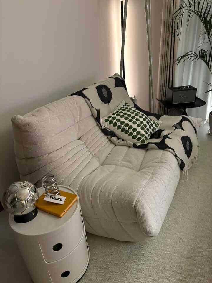 #リーンロゼ　#リーンロゼトーゴ　#ミッドセンチュリー #ミッドセンチュリーモダン #ソファ #ソファインテリア #ソファおすすめ #リビング #リビングインテリア #間接照明 #間接照明インテリア #マリメッコ #北欧 #北欧インテリア #北欧テイスト #アレカヤシ #カルテル #ヘイ #hay