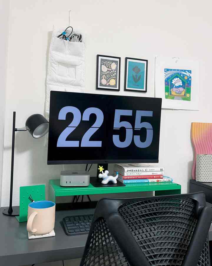 グレーとブラックのトーンのホームオフィスワークスペース、デスクとモニター、オフィスチェアが配置されたシンプルなインテリア