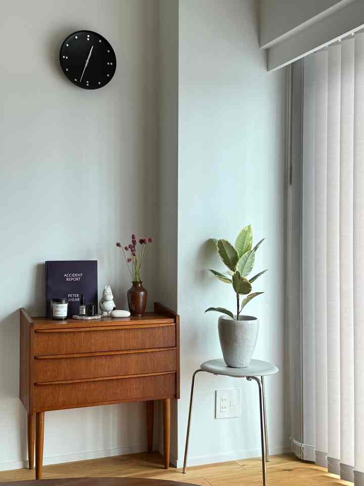 ヴィンテージチェストはリビングの細々した物の収納に重宝しています
スツールはフリッツハンセンとAURALEEコラボのドットスツールです



#北欧ヴィンテージチェスト
#フリッツハンセン
#ドットスツール
#バーチカルブラインド
#フィンユール時計
#FPAMAアロマキャンドル
#ARABIAムーミン
#ドマーニ鉢
#elemensストーンディフューザー
#ピーターアイビー omori
#マンションリノベーション
#北欧インテリア
#ミッドセンチュリー