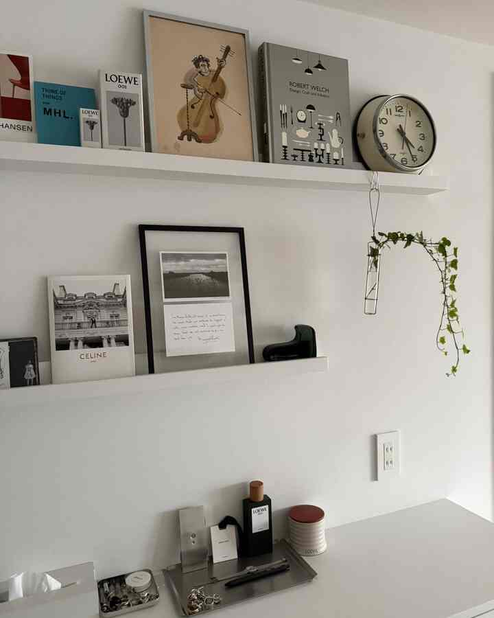 キッチン前の廊下の壁にウォールシェルフを2段造り付けました。好きなものを飾って楽しんでいます。
下はPanasonicの建具ベリティス、カウンター収納です。


#ウォールシェルフ
#Panasonicベリティス
#マンションリノベーション
#北欧インテリア
#北欧ヴィンテージ
#塗装壁
#ムーベA4フォトフレーム
#LOEWE
#GBHステンレストレー
#GBHティッシュケース
