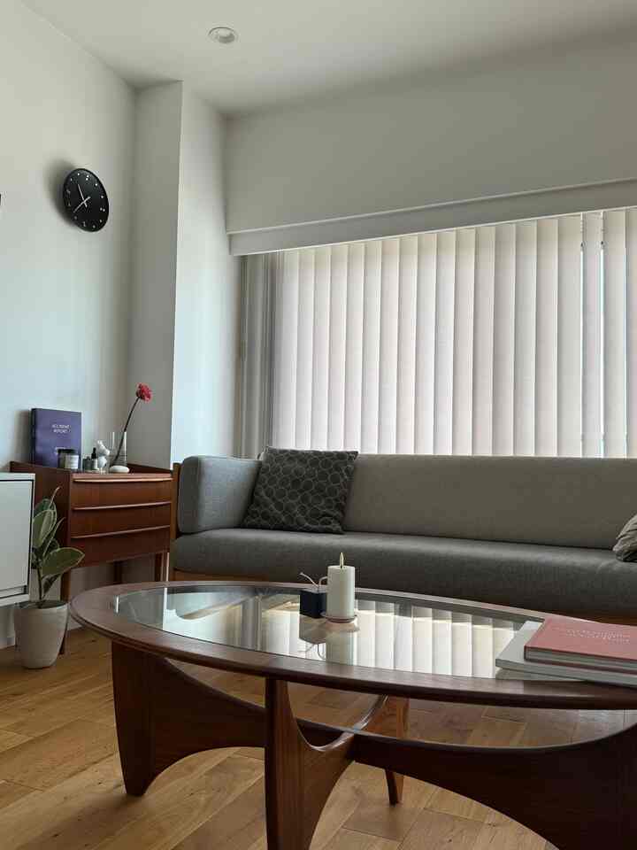 コーヒーテーブルはg-planのヴィンテージです。
テーブルに置いてあるキャンドルはLEDウユニ ライティング。乾電池式。ユラユラと揺れる炎は本物のキャンドルの炎のようでとても綺麗です🕯️



#LEDウユニ キャンドル
#GBHキャンドル
# g-planオーバルガラステーブル
#デイベッドソファ
#北欧ヴィンテージチェスト
#フィンユール時計
#マンションリノベーション
#北欧インテリア
#バーチカルブラインド