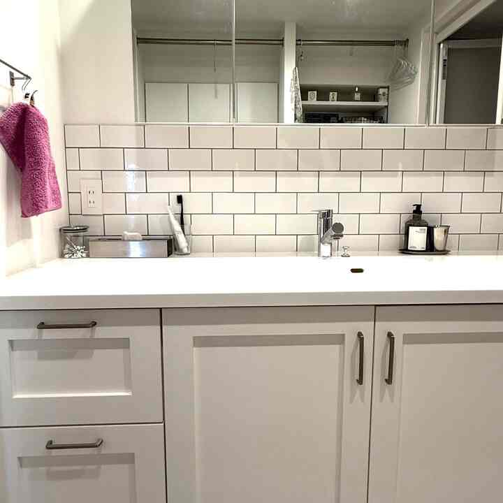 Kamar mandi yang telah direnovasi.
Meja dapurnya adalah Icus Stylish Counter.
Cerminnya adalah kotak cermin hotel Sanwa Company. Ketiga permukaan cerminnya menawarkan ruang penyimpanan, sehingga memudahkan penataan kosmetik dan barang-barang kecil lainnya.

#IcusStylishCounter
#SanwaCompanyHotelMirrorBox
#BathroomRenovation
#ScandinavianInterior
#ApartmentRenovation
#CustomDoor
#GBHSTissueBox
#AoyoshiGlassCanister
#TEKLAHandTowel
#FRAMAHandWash