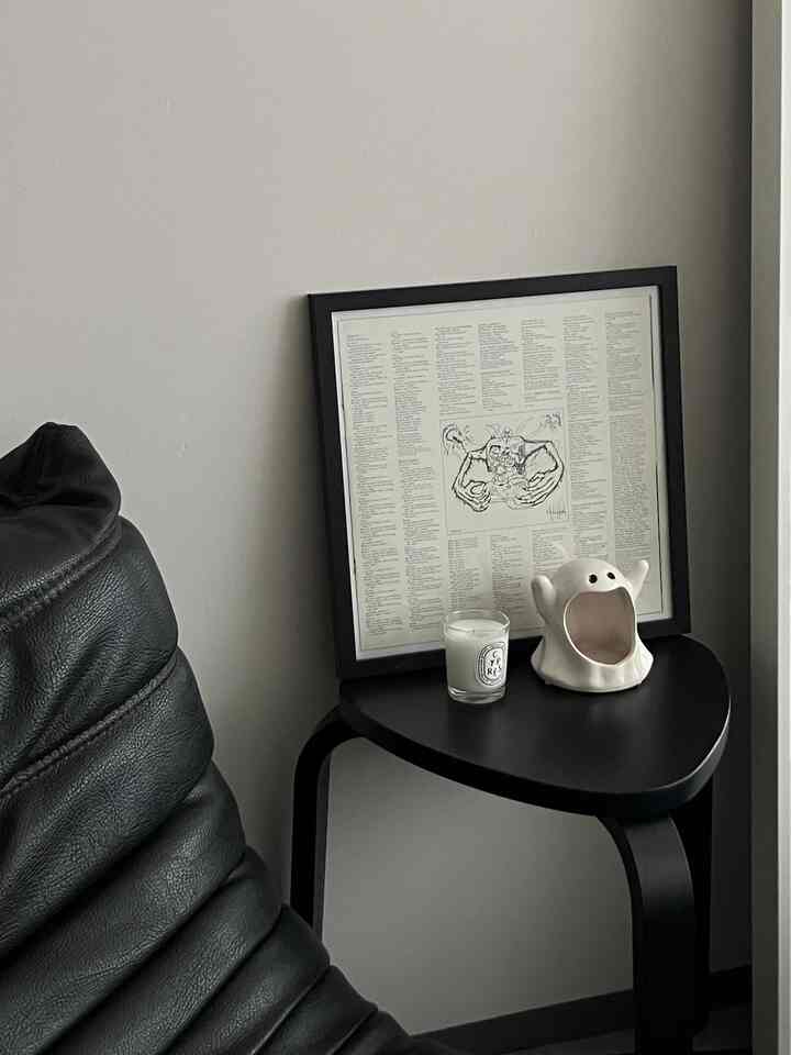 レコードについている歌詞カードをアートとして飾っています🧟

#ハロウィン #ハロウィンインテリア #ハロウィン小物 #IKEA #ligneroset #diptyque 