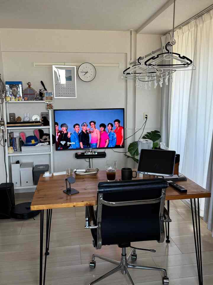 白と茶色のトーンのリビングダイニング、シンプルな机とオフィスチェアが配置された落ち着いた雰囲気のあるインテリア