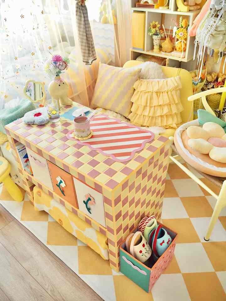 黄色とピンクの色調のダイニングルーム、カラフルなダイニングテーブルとクッション、ペットがいる雰囲気のあるインテリア