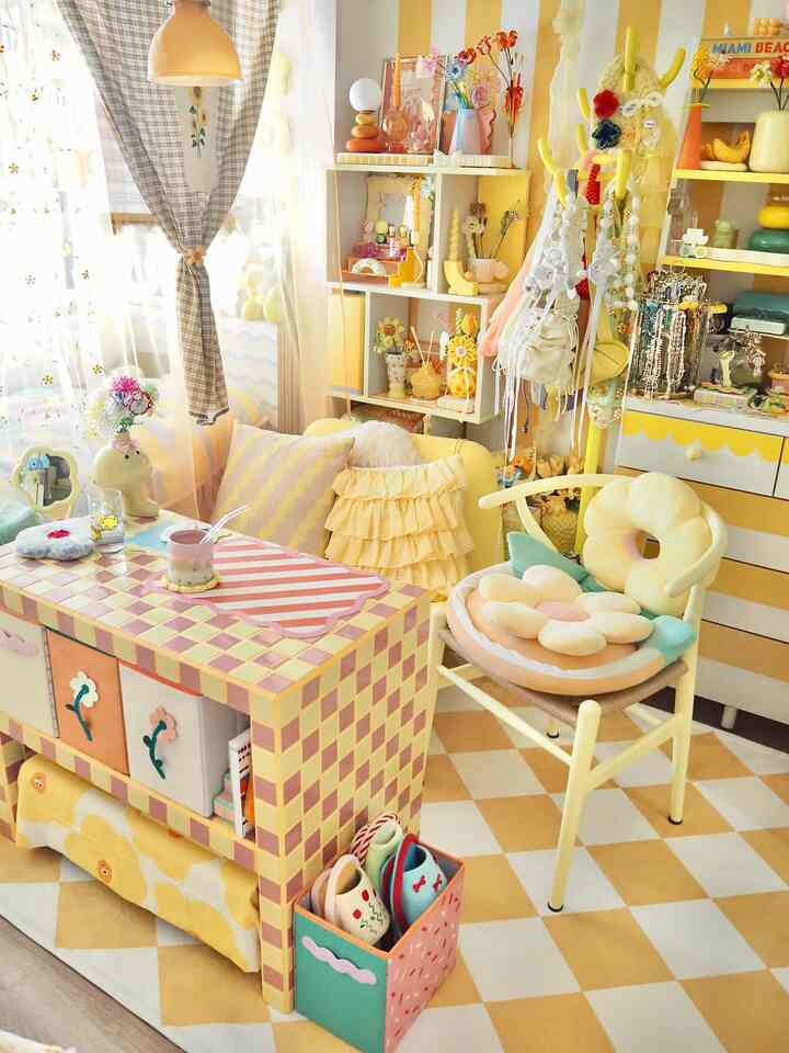 暖かい黄色のトーンの狭い部屋、パターンの収納家具と黄色の家具、花の形のクッションが配置された印象的な空間