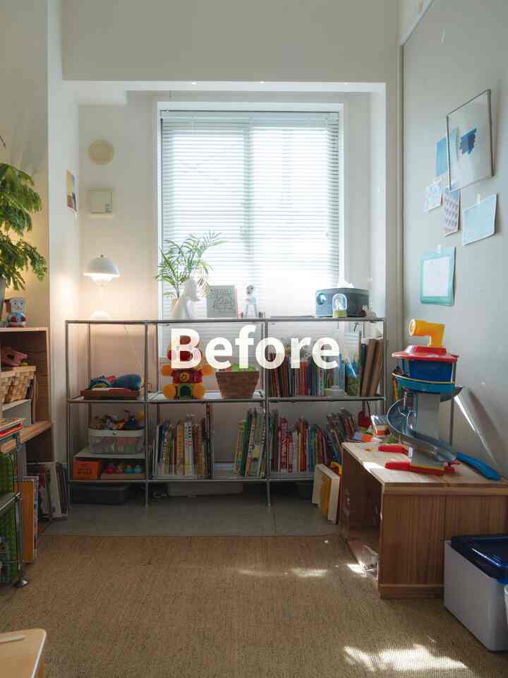 明るい白い壁とブラウンのカーペットがある子供部屋、整理された本棚とおもちゃが配置された雰囲気のあるインテリア