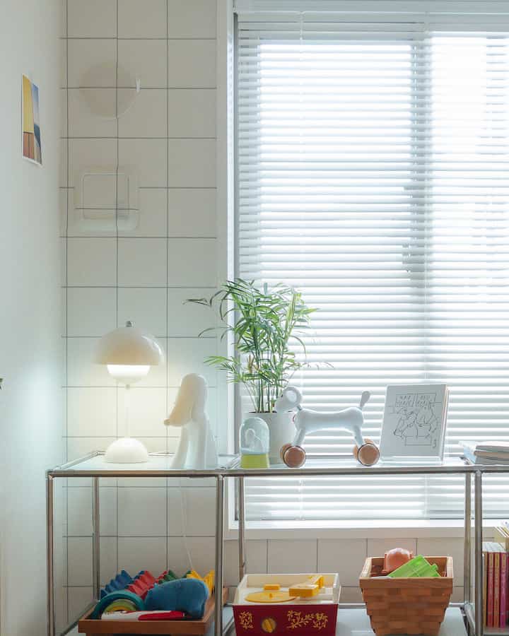 Wallpaper DIY untuk kamar anak 📃

Sebenarnya, saya agak terganggu dengan lubang-lubang pipa AC dan ventilasi yang menguning di sudut-sudut ruangan.
Menutupinya dengan kalender justru akan membuatnya menggantung lebih tinggi dari yang saya inginkan, yang akan mengganggu keseimbangan ruangan secara keseluruhan... Saya frustrasi.

Saya menyewa rumah dan kurang terampil, jadi saya pikir, "Hmm..." tapi ternyata saya bisa melakukannya dengan wallpaper selotip! 💪
Sangat mudah diaplikasikan, dan karena tidak terlalu lebar, saya bisa melakukannya sendiri. Warna putih juga bagus, tapi saya memutuskan untuk memilih desain seperti ubin.

Mudah diaplikasikan pada permukaan plastik, dan area di sekitar ventilasi juga mudah dikerjakan. (Saya perhatikan di foto bahwa nat ubin di sekitar ventilasi benar-benar tidak sejajar 😂 Tapi itu tertutup kalender, jadi saya anggap saja sudah selesai.)

#Rental #壁紙DIY #子ども部屋 #タイル柄 #インテリア#PR