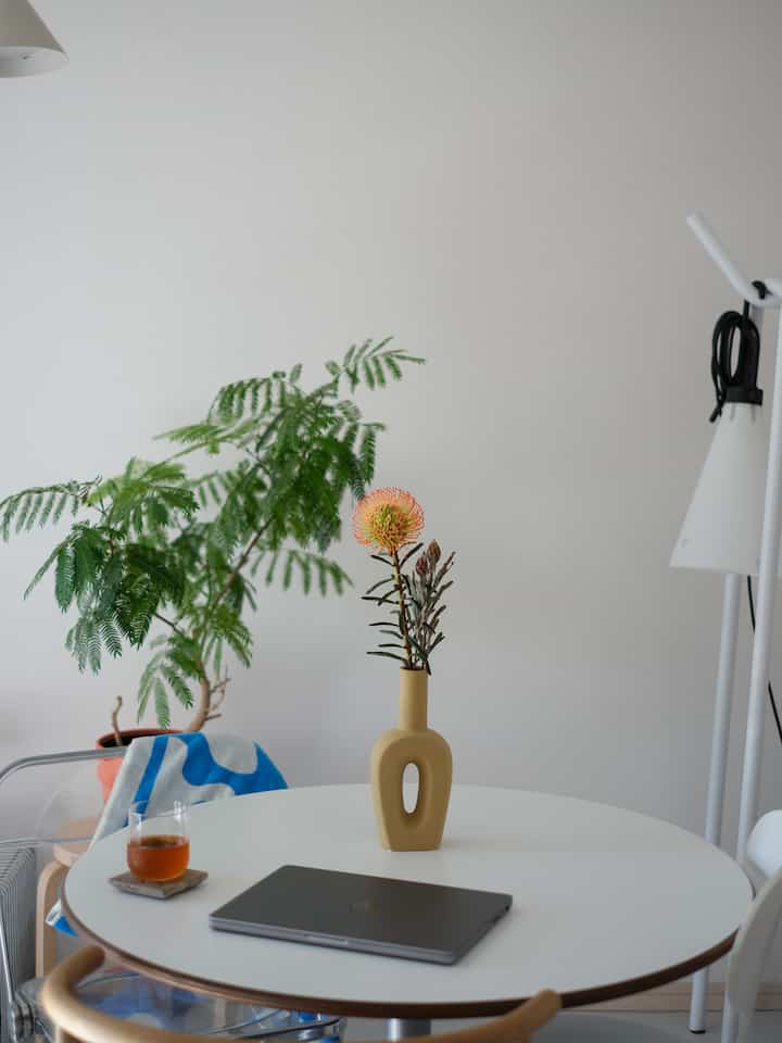 お花があると部屋の雰囲気がパッとよくなりますね🏵️

——————————————————

📍 この部屋の家具たち

◯ 照明 @flos #flosmayday 
◯ スツール #stool60 #alvaraalto
◯ 丸テーブル #ddepartment
◯ 木の椅子 #yチェア #ch24 
◯ コートラック #hay #hayknit

👉 ぜひ保存して、部屋づくりの参考にしてください ✨

——————————————————
#インテリア好き #北欧インテリア #中欧インテリア #賃貸インテリア #賃貸暮らし #観葉植物 #グリーンのある暮らし #アルヴァアアルト #エバーフレッシュ #マンションインテリア #リビングダイニング #2人暮らしインテリア #部屋作り #3ldk #リビングインテリア #花のある暮らし #flowerintheair