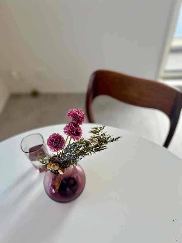 Pink is so cute! 🩷

#IKEA vase
#vintage chair