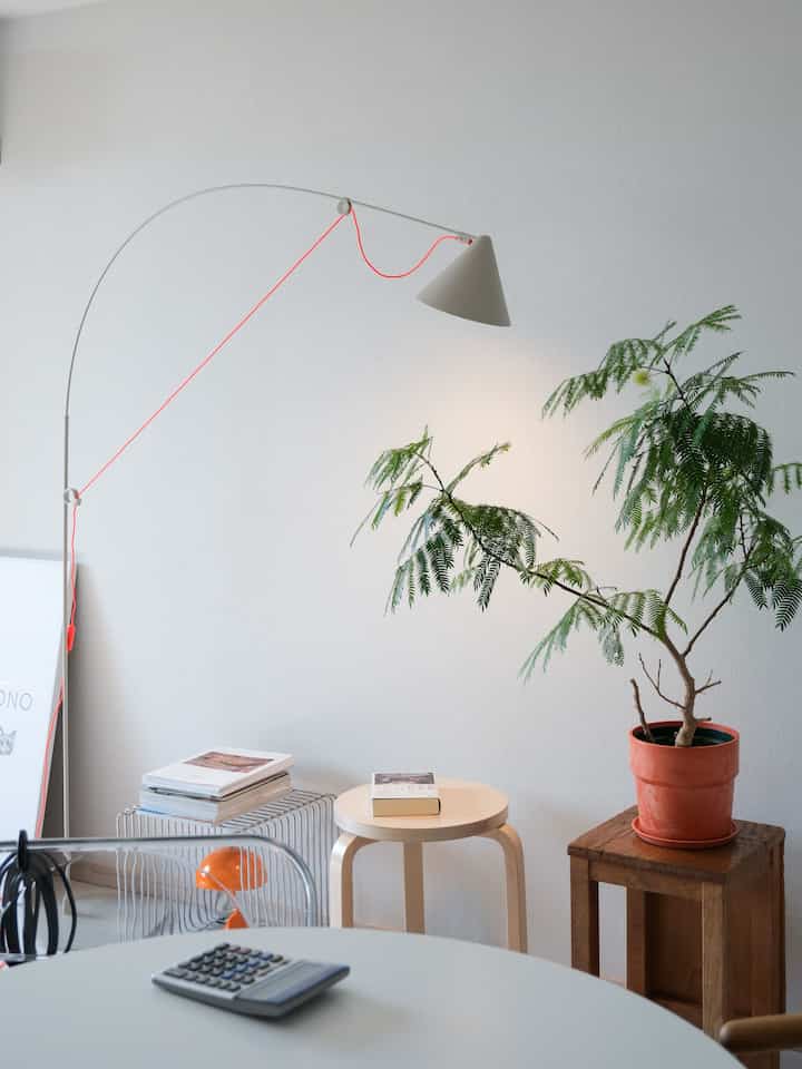 ドイツのデザイナー Stefan Diez の AYNO LAMP 🇩🇪

コードのオレンジがアクセントになって
白ベースの部屋にメリハリが出ます 🧡
シンプルな空間ほど、ちょっとした差し色で雰囲気が変わるのが面白いですね〜

最近、毎日のように模様替えして色々試しているのですが
壁側に照明をあてると
のっぺりしがちな白い壁に奥行きが出るのは新たな発見でした 💡

AYNO LAMP に照らされたエバーフレッシュもいい雰囲気。
植物に光をあてると部屋の空気感がぐっと良くなります 🌿

ちょっとした工夫で
賃貸のふつうの部屋も心地よい空間に変わりますね ✨

まだまだ暑いですが9月もどうぞよろしく ☺️

——————————————————

📍 この部屋の家具たち 

◯ 照明 #aynolamp 
◯ スツール #stool60 #alvaraalto
◯ 丸テーブル #ddepartment
◯ 透明の椅子 #pliachair #giancarlopiretti
◯ 照明 #panthellaportable #vernerpanton
◯ 棚 #pantonwire #vernerpanton

👉 ぜひ保存して、部屋づくりの参考にしてください ✨

——————————————————
#インテリア好き #北欧インテリア #賃貸インテリア #賃貸暮らし#グリーンのある暮らし #アルヴァアアルト #エバーフレッシュ #マンションインテリア #リビングダイニング #2人暮らしインテリア #部屋作り #3ldk #リビングインテリア #ドイツ家具 #インテリア素人 #germanfurniture #インテリアスタイリング #室內裝修 #室內空間 #stool60 #スツール60