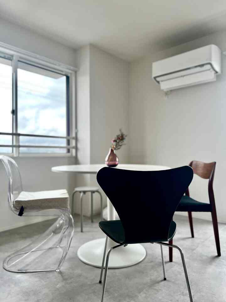 どんなインテリアにも絶対に馴染む最強の名作チェアとは？

——

３脚目はセブンチェアに


このチェアね、カラバリ含めたら本当にどんなテイストのインテリアにも絶対にスッとなじむ最強のデザインって毎日ほんとに実感してる。

なぜなら直線と曲線どちらの要素も持ってて、適度な抜け感があるから。

もう一脚欲しいくらい😂

バラバラのチェアのコーディネートで迷っている人はセブンチェア取り入れるのおすすめです。

#セブンチェア
#パントンチェア
#バラバラチェア

