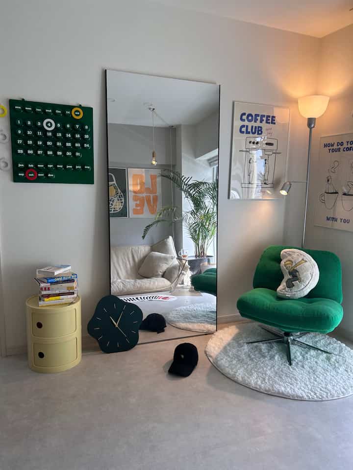 朝の光があたるこの角が、いちばん好き。

グリーンのチェアに座ってコーヒーを飲む時間が1日のスイッチ☕️

パネルカレンダーとイエローのラックを差し色に、グレー×ホワイトの空間をちょっとだけ明るく✨カラフルでも落ち着く“⼤⼈ポップ”を意識しています🎨

#大人ポップ #北欧 #ミッドセンチュリー #カラーインテリア #チェア #カレンダー #収納 #ポスター #モダンリビング #おしゃれ部屋