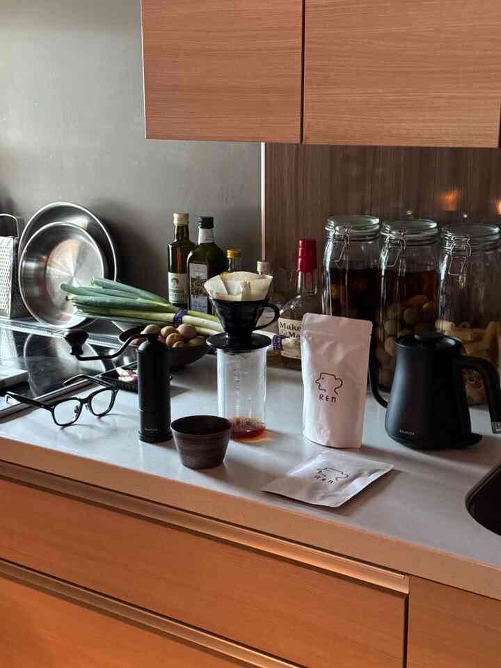 友人のコーヒーブランドです☕️

めちゃめちゃ詳しい！と言うわけではないですが
豆から挽くコーヒーはやっぱり違いますよね、

お家がほんのり良い香りになるのも、好きです。

#インテリア #一人暮らし #ルームツアー #1LDK
#コーヒー #自炊