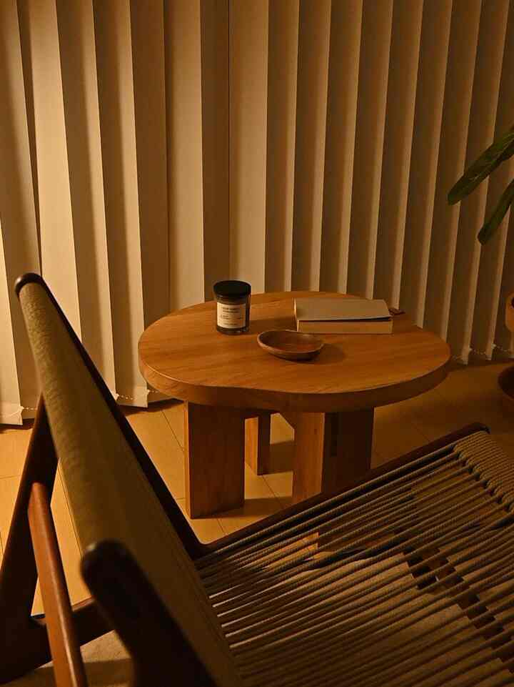 #お気に入りスペース  
夜は必要最小限の灯りでまったりして過ごします🛋️

■購入先はリンクより🛒🔗
FRAMAはデンマーク本国のサイトより購入するのがお得です。初めての方は10%オフクーポンが出ています。25年確か4月か6月ごろに20%オフクーポンも出ていたので、FRAMA本国サイトにてメルマガ登録おすすめです✉️

#リビングルーム #サイドテーブル #ラウンジチェア　#読書  #イージーチェア
 