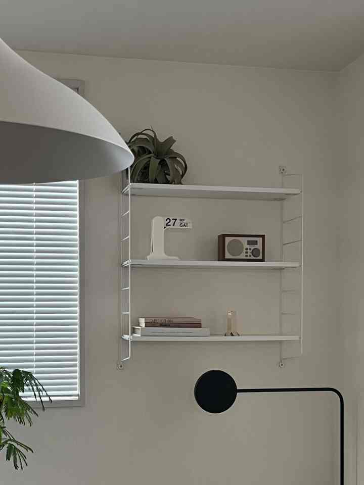 Ruangan di sebelah ruang tamu 🕊️
Ruangan yang awalnya bergaya Jepang, tapi saya modifikasi sendiri agar terlihat lebih bergaya Barat 🚪
⁡
⁡
Saya ingin menambahkan sesuatu, jadi
saya memasang rak dinding 🤍
⁡
Lubang di dindingnya kecil dan mudah diperbaiki,
jadi mudah dipindahkan jika diinginkan, dan
mudah dipasang bahkan jika Anda menyewa 📌✨

#RakDinding #可動棚 #棚DIY #和室DIY #収納棚 #高さ調整可能 #石膏ボード #ホワイト棚 #壁掛け棚 #loosy #loosyソファ #イッペルリグ #ikea #ikea照明 #ブラインド #突っ張りブラインド #Panasonic #パナソニックと暮らす #パナソニックのあかりと電気設備 #パナソニック #LEDフラットランプ #LEDフラットランプペンダント #パナソニックと暮らす #マイホームアカウント #観葉植物のある暮らし #韓国インテリア