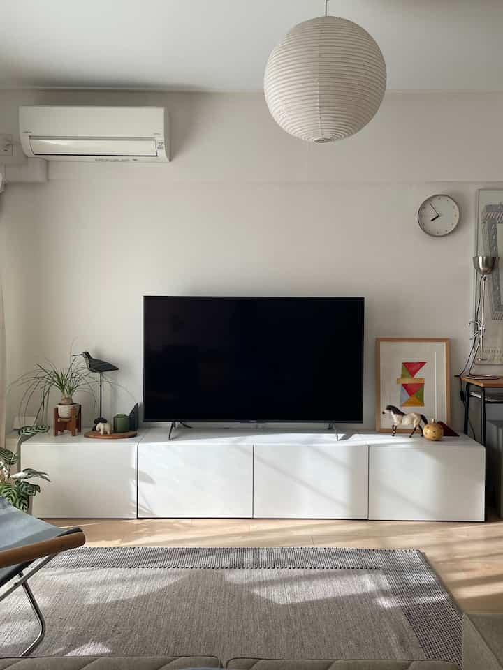自宅のリビングからスタート！
テレビ台はIKEAのベストー。55インチのテレビに、2400mm幅のテレビボードとして使っています。
テレビの重量に合わせて真ん中の2ブロックは耐荷重が50kgあるテレビ台のシリーズを。両脇は耐荷重20kgのノーマルタイプを並べて置いているだけなので、用途が変わったときに別々に使うこともできて便利です！

#IKEA #ベストー #テレビ台 #テレビボード #SONY #ニーチェア #ニーチェアロッキング #ロッキングチェア #折りたたみ椅子 #AKARI #ISAMUNOGUCHI #イサムノグチ #ラグ #リビング #IDEE #アート #柚木沙弥郎 #SAMIROYUNOKI #観葉植物