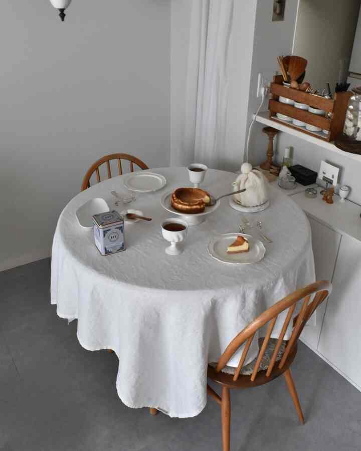 サワークリーム入りのチーズケーキは酸味というかサッパリ感があって更に美味しかった🤤
　
#テーブルコーデ #テーブルクロス #紅茶
#フロアタイル #diy #猫との暮らし #골동품
#アンティーク #賃貸 #猫とインテリア