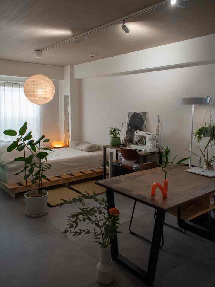 ただいま！久しぶりのOhouse🟠
  
京都に移住して一人暮らししてる、29歳🙆‍♀️
素材感のある素材（木やラタンなど）、和のテイスト、植物が好きで、ワンルームでもインテリアを楽しめるように工夫して暮らしてるよ！


インスタでは暮らしの様子も発信してるから、よかったら覗いてみてね。
　　
Ohouse Season9 VIP ambassadorに
お誘い頂きました🙌
よろしくお願いします〜！
　　
#ワンルーム #一人暮らし #1R #和モダン #ミッドセンチュリー #照明 #フロアタイル #HAY #IKEA #KANADEMONO #ACTUS #サンゲツ #kyotolife #京都暮らし