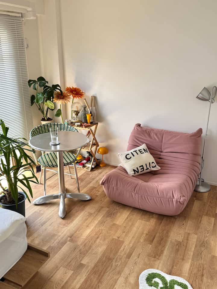 お久しぶりです、リクトルームです👨🏻‍💼🌼
Season7以来、2度目のアンバサダーを務めさせていただくことになりました！

前回から引っ越しをしていて
1LDK から 1K（28㎡）の部屋になっています！

7.5畳という限られた空間での
気分を上げる部屋作り。
少しでも参考になるとうれしいです🌷

今回のキーカラーはベビーピンクになりました🦩


#東京 #一人暮らし  #1k #狭い部屋 #リビングルーム #ローベット
#ダイニングテーブル #丸テーブル #ジャンボフラワー #dulton #IKEA #allgoodflower