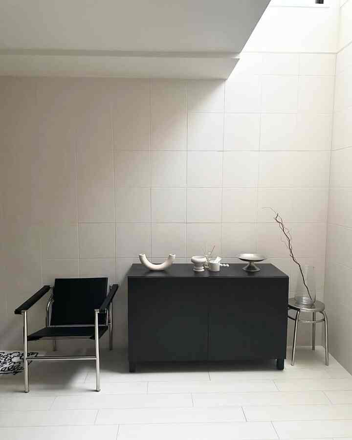 🏠新居のコンセプトは"ジャパンディ"

今回、空間が白とコンクリの壁なので
ブラックやクリーム+シルバーのようなイメージで
家具を選びました👀

ディスプレイはあまり物を置かないで
余白を空けるのを意識してます💡

#1LDK #二人暮らし #2人暮らし #マイルーム #メゾネット #ジャパンディ #IKEA #IKEA家具 