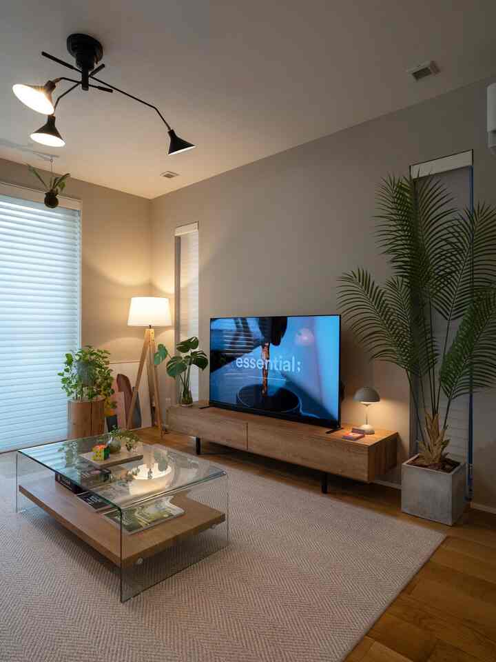 間接照明どう使っていますか？
光が届きにくい部屋の角や影になりやすいテレビの横に間接照明を置くと照明の良さが引き立ちます☺️

#間接照明 #間接照明インテリア #フロアランプ #リビング #グレーインテリア 