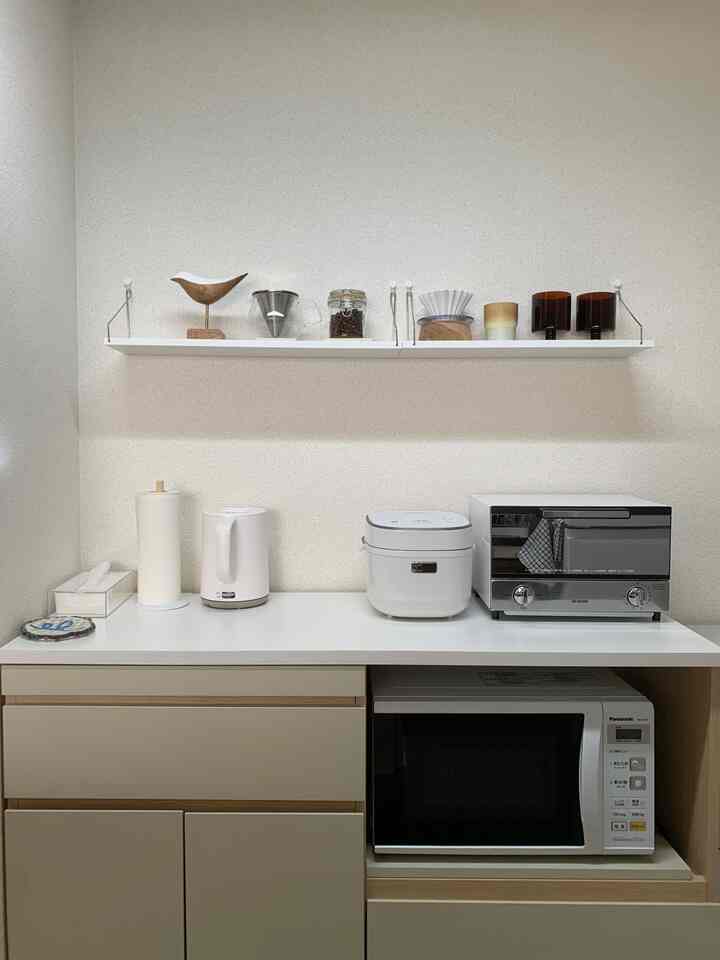 キッチンは床全面にクッションフロアを敷いてDIY🌿

マスキングテープの上に両面テープを貼り、
クッションフロアを貼り付けることで
原状回復ができるよう設置しました🔃

#賃貸キッチン #diy #クッションフロア #ナチュラルインテリア #北欧インテリア #キッチン家電 #キッチン飾り 