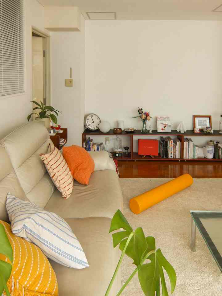 お気に入りの角度からの眺め💛たまに質問いただく棚は自作です🔨カットしてもらって組み立て、色を塗って、天板にシートを貼ったただの箱です！
ストレッチポールも好きなオレンジでお気に入り！

#リビング #ミッドセンチュリー #カラフル #クッション #ソファ #リビングボード 