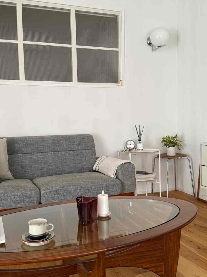 センターテーブルはg-planのヴィンテージのオーバルガラステーブルです。


#g-planオーバルガラステーブル
#PFSソファ
#LED ウユニ キャンドル
#アアルトベース
#ARABIA TAIKAヴィンテージカップ＆ソーサー
#ドットスツール
#アルネヤコブセン
#FLOS
#マンションリノベーション
#北欧インテリア
#北欧ヴィンテージ家具
