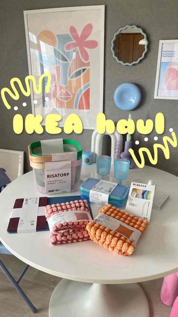 パステルカラーと白を基調としたリビングダイニング、イケアのホーム雑貨とテーブル上の小物がセンス良く配置された雰囲気のあるインテリア