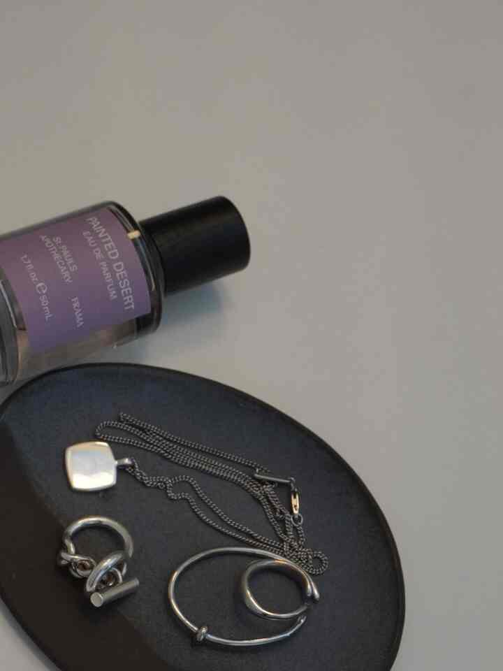 新しいフレグランスとアクセサリートレイ

白い洗面にブラックがアクセント

FRAMAの限定発売のpainted desert
トップノートから最後まで全部好き。

#フレグランス　#オードパルファム　#香水　#frama  #アクセサリートレイ