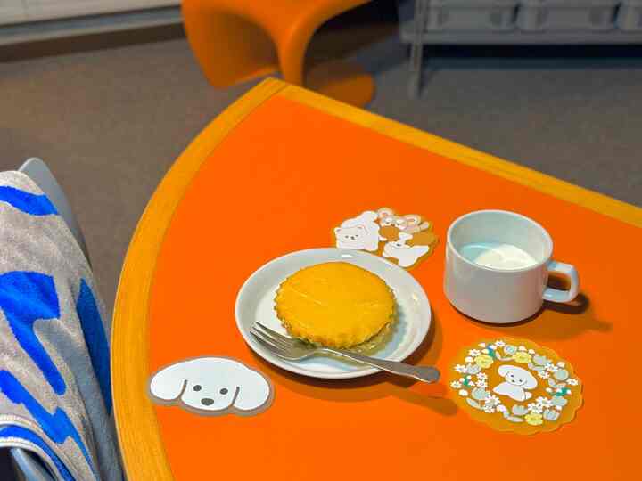 2025.10.8


ふとガチャガチャコーナーを見ると可愛い犬と目が合う。

てらおかなつみさんのコースターが！

持ってた小銭を全投入して3つゲット
可愛くて物を載せる気分にはならなそう。

#イラストレーター　#てらおかなつみ
#カラフルなインテリア #ガチャガチャ　#北欧家具