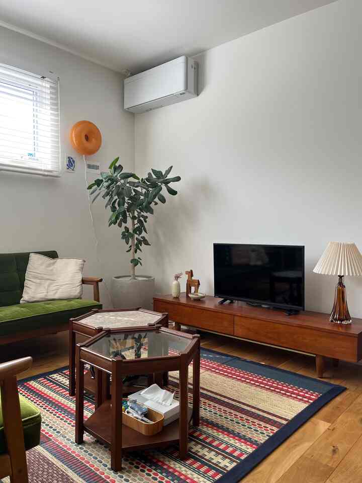 It's finally starting to get cooler in October. I think it's time to change my summer-style rush grass rug for a tribal rug. 
September is already summer. 
#Livingroom #ヴィンテージ #民藝品